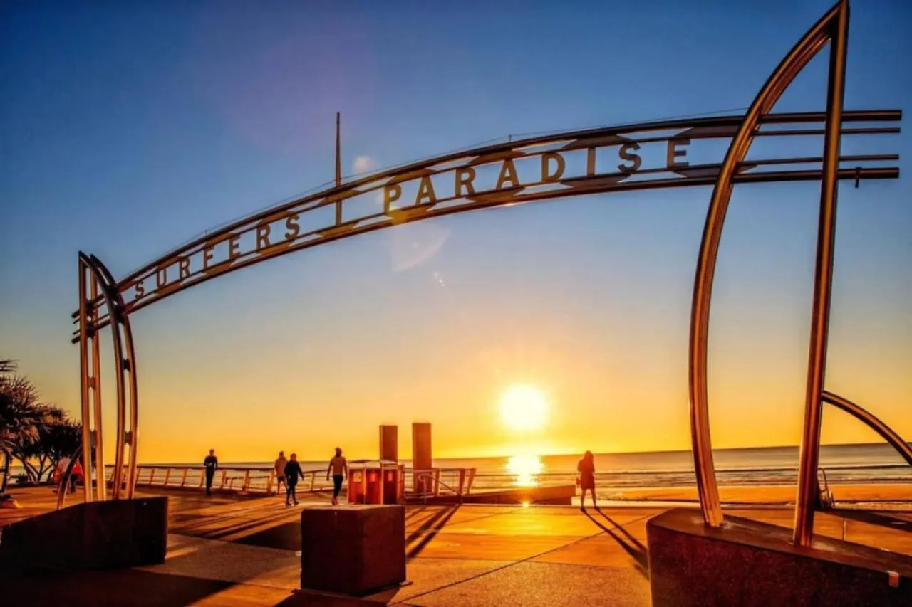 The Ballah - Central Surfers High Floor 2 Bedroom Ocean View Unit With Parking Pool Gym Gold Coast Apartment
