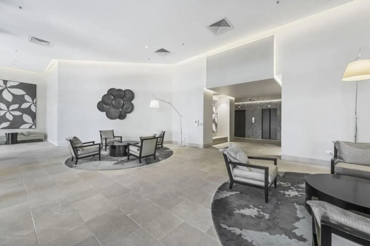 The Ballah - Central Surfers High Floor 2 Bedroom Ocean View Unit With Parking Pool Gym Gold Coast