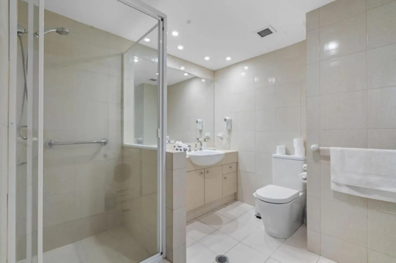 The Ballah - Central Surfers High Floor 2 Bedroom Ocean View Unit With Parking Pool Gym Gold Coast Apartment