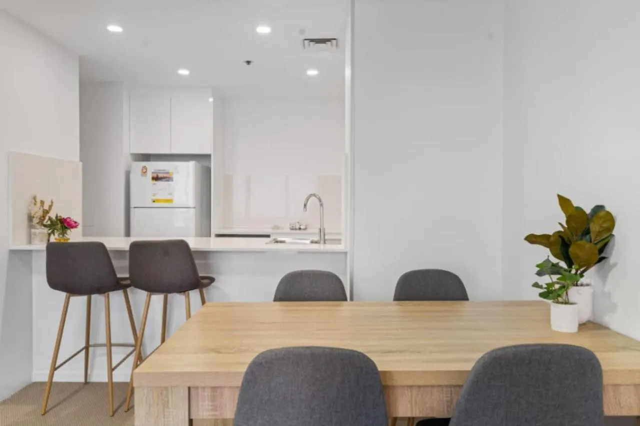 The Ballah - Central Surfers High Floor 2 Bedroom Ocean View Unit With Parking Pool Gym Gold Coast 0*,  Australia