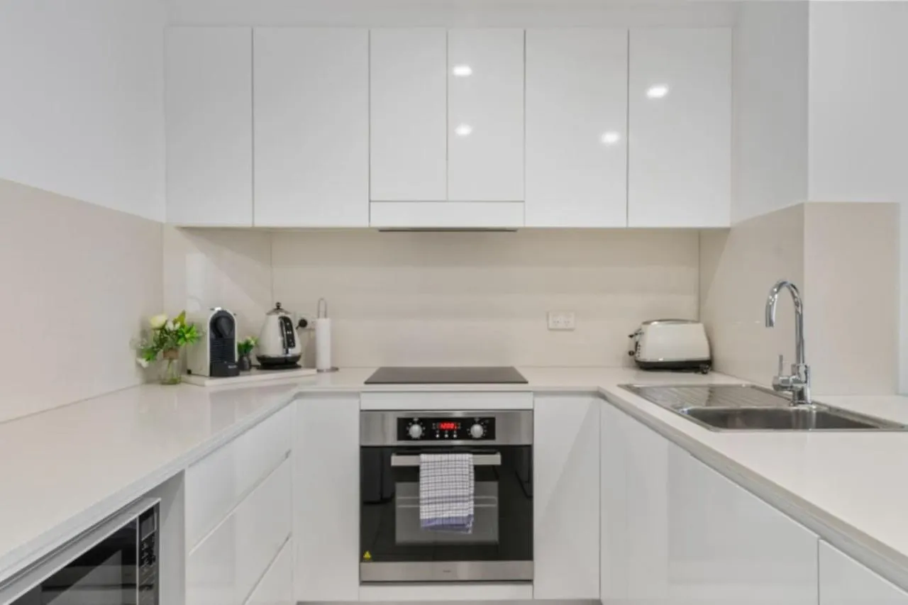 The Ballah - Central Surfers High Floor 2 Bedroom Ocean View Unit With Parking Pool Gym Gold Coast Apartment